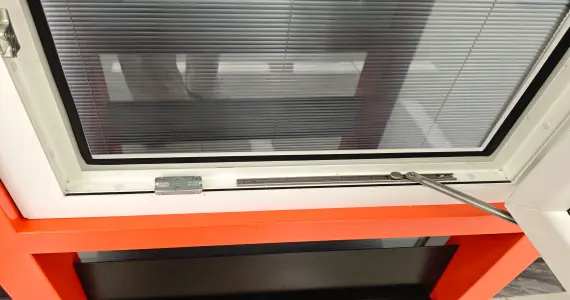 Bottom hardware and operating connection detail